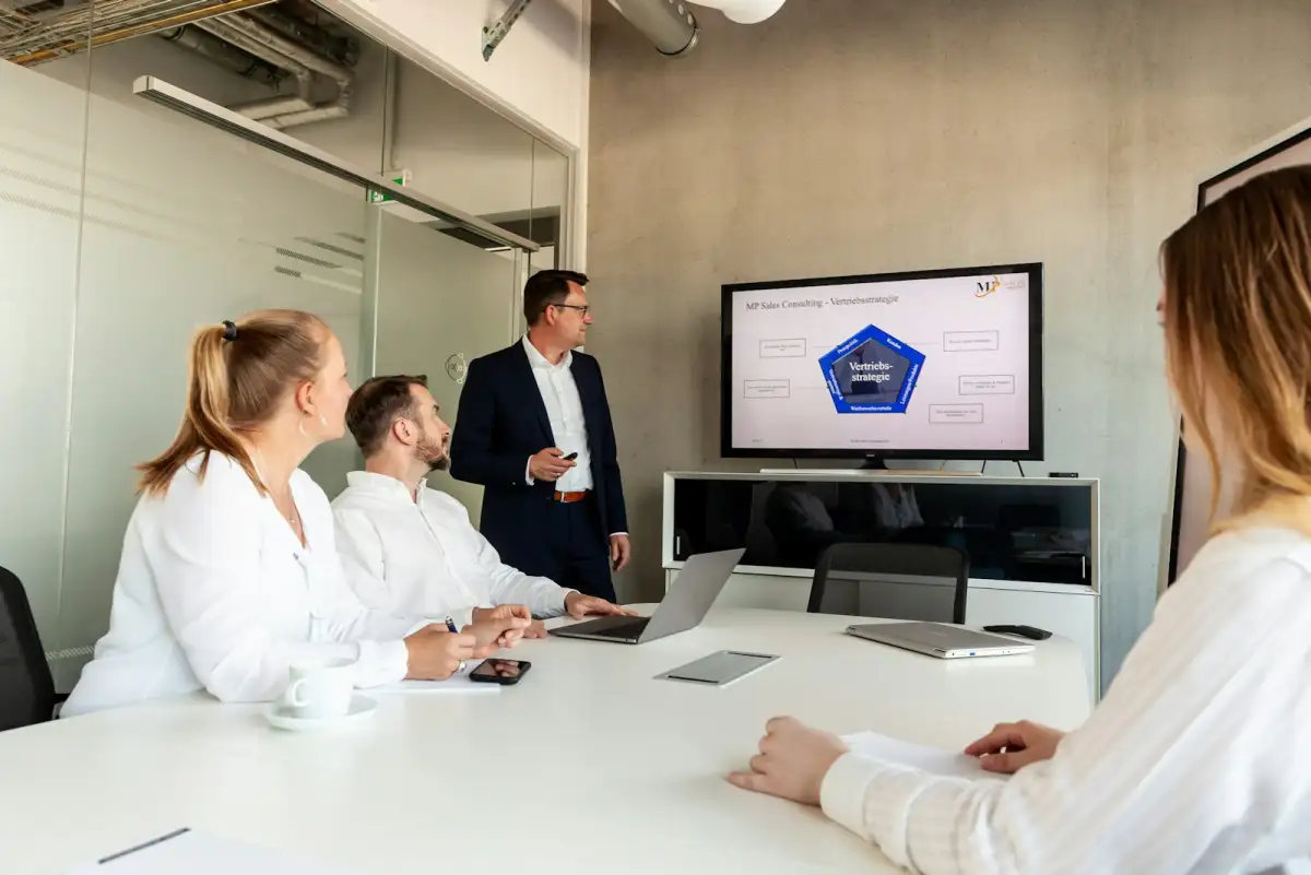 Hamburger Team plant SharePoint-Anwendungsbeispiele in einem Strategie-Meeting