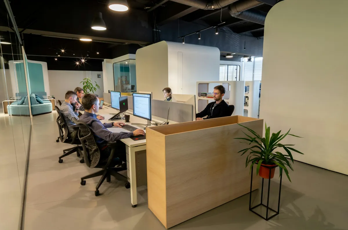 IT-Support-Team arbeitet am SLA-basierten Vertrag — Helpdesk-Monitoring und Reaktionszeit im Büro