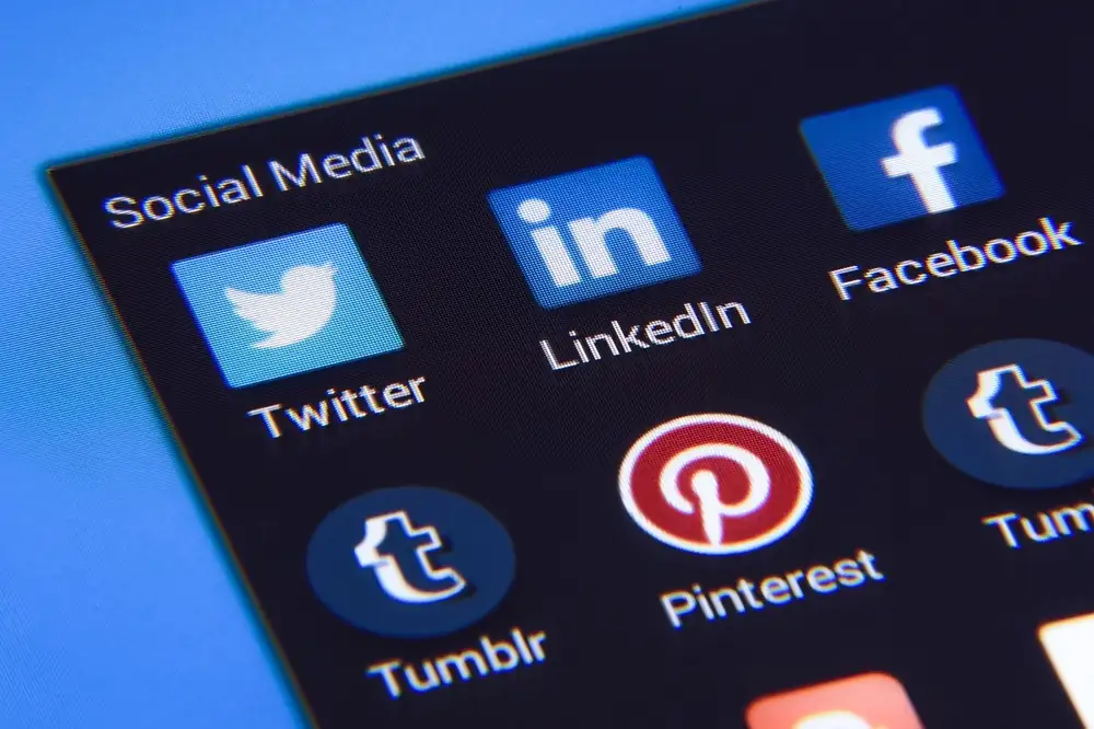 Social-Media- und Online-Marketing-Kanäle im Überblick — Facebook, LinkedIn, Twitter, Instagram auf Smartphone-Bildschirm