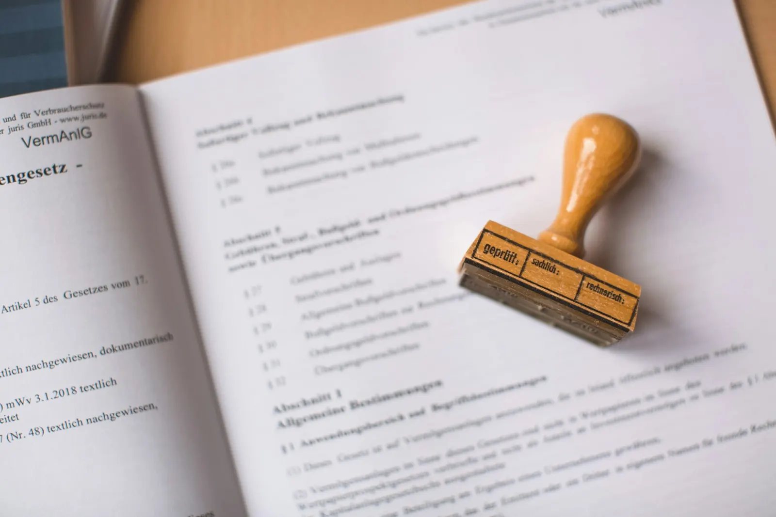 Freigabestempel mit den Feldern geprüft, sachlich und rechnerisch auf einem Dokument