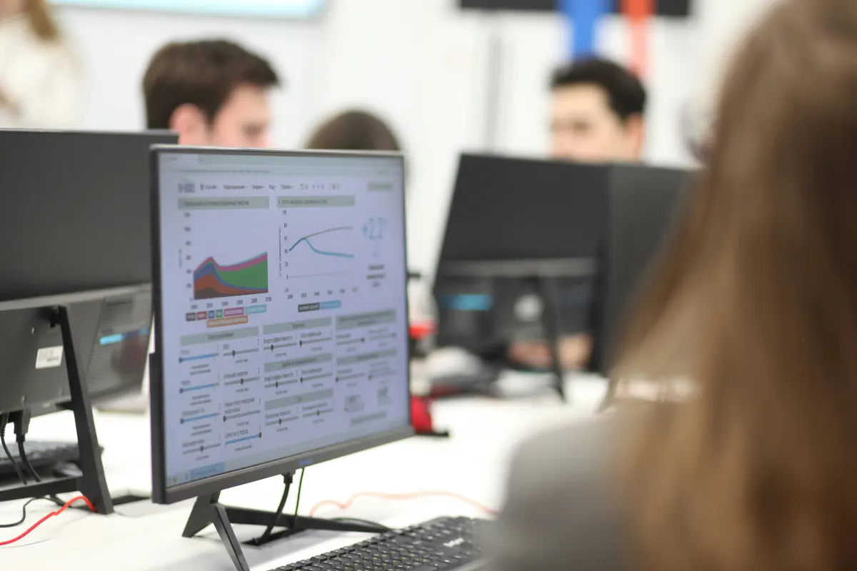 Security Team prüft Sophos XG Firewall Policies und Xstream-Protection-Events im gemeinsamen Lagebild