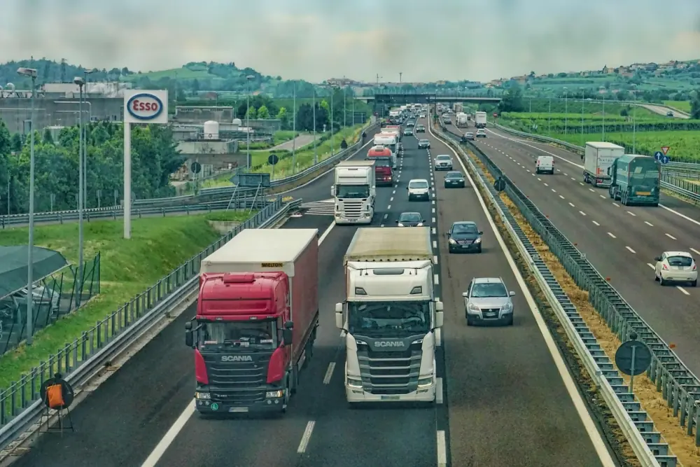 Speditions-LKW auf der Autobahn bei Tageslicht — Telematik und KI-Routenoptimierung senken Kraftstoffkosten