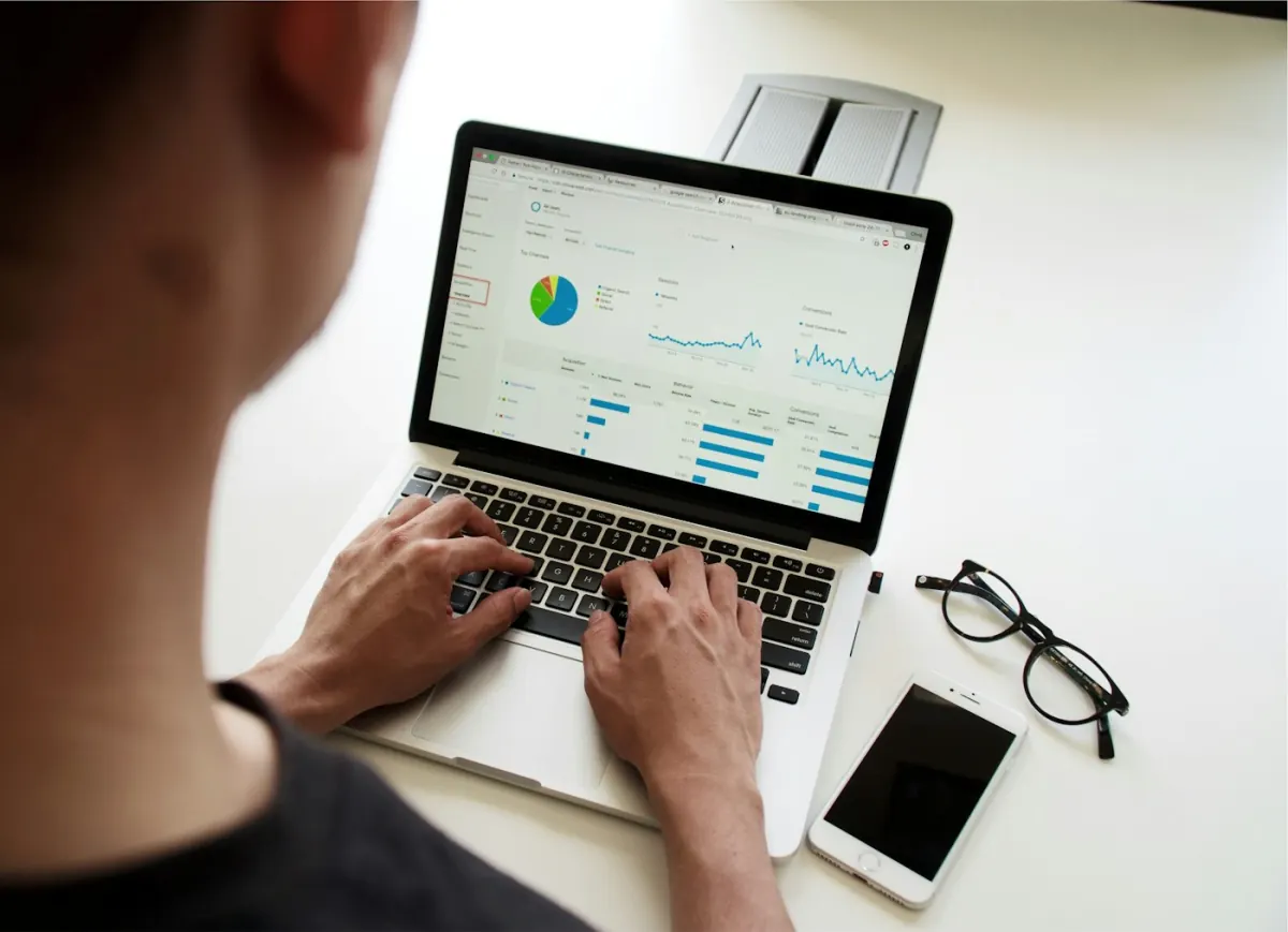 IT-Administrator richtet Single Sign-On mit Microsoft Entra ID für KMU ein