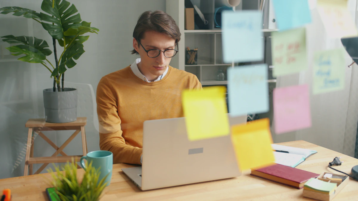 Mitarbeiterin konfiguriert Standardprogramme Windows 11 am Arbeitsplatz