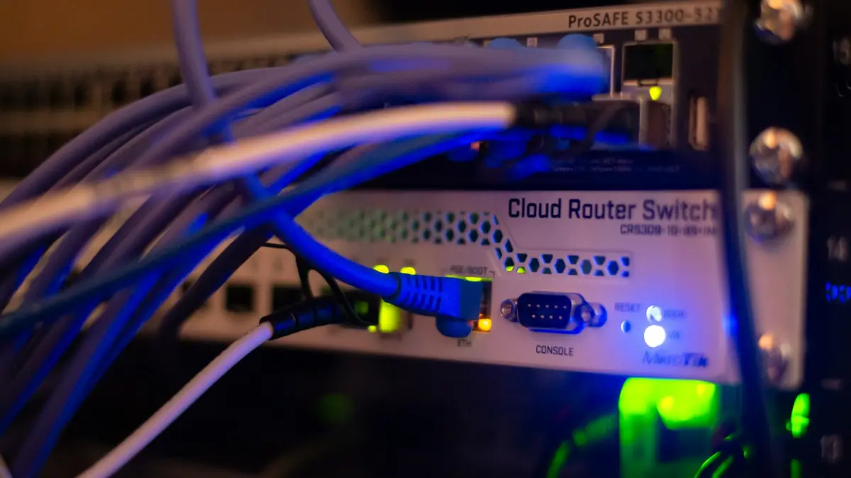 Storage-Netzwerk mit iSCSI- und Fibre-Channel-Verkabelung im Rack