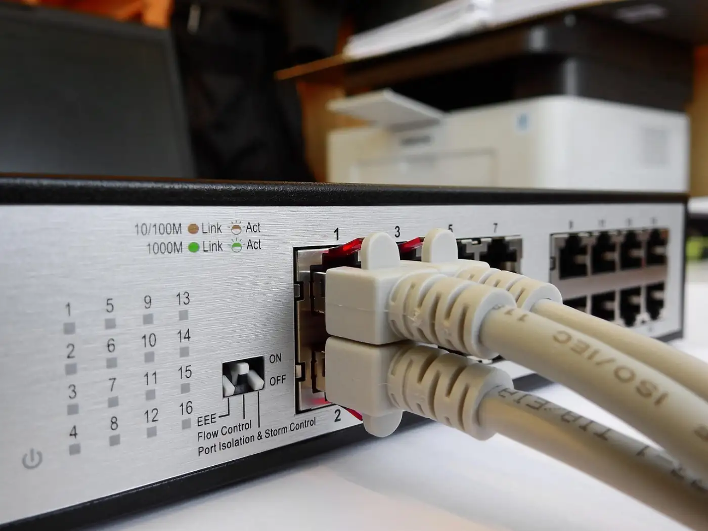 IT-Administrator synchronisiert Identitäten zwischen Active Directory und Microsoft Entra ID