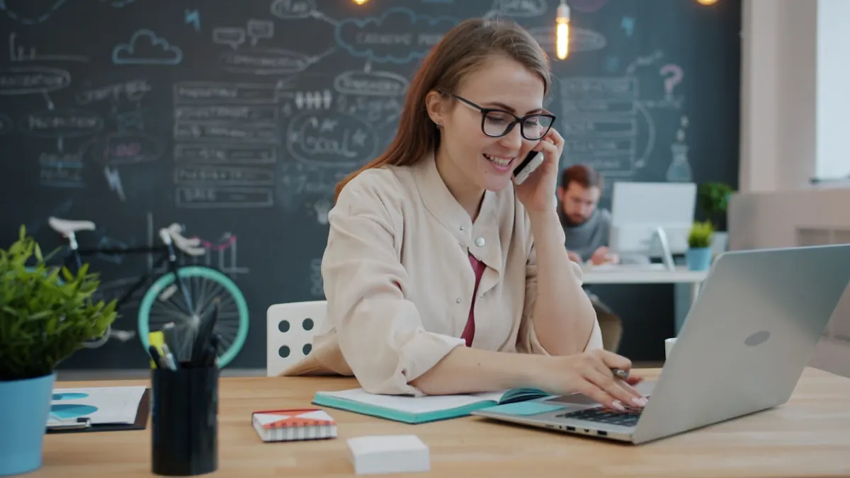 IT-Administratorin konfiguriert Synology DSM am Laptop — saubere Grundkonfiguration macht den Unterschied zwischen sicher und Einfallstor