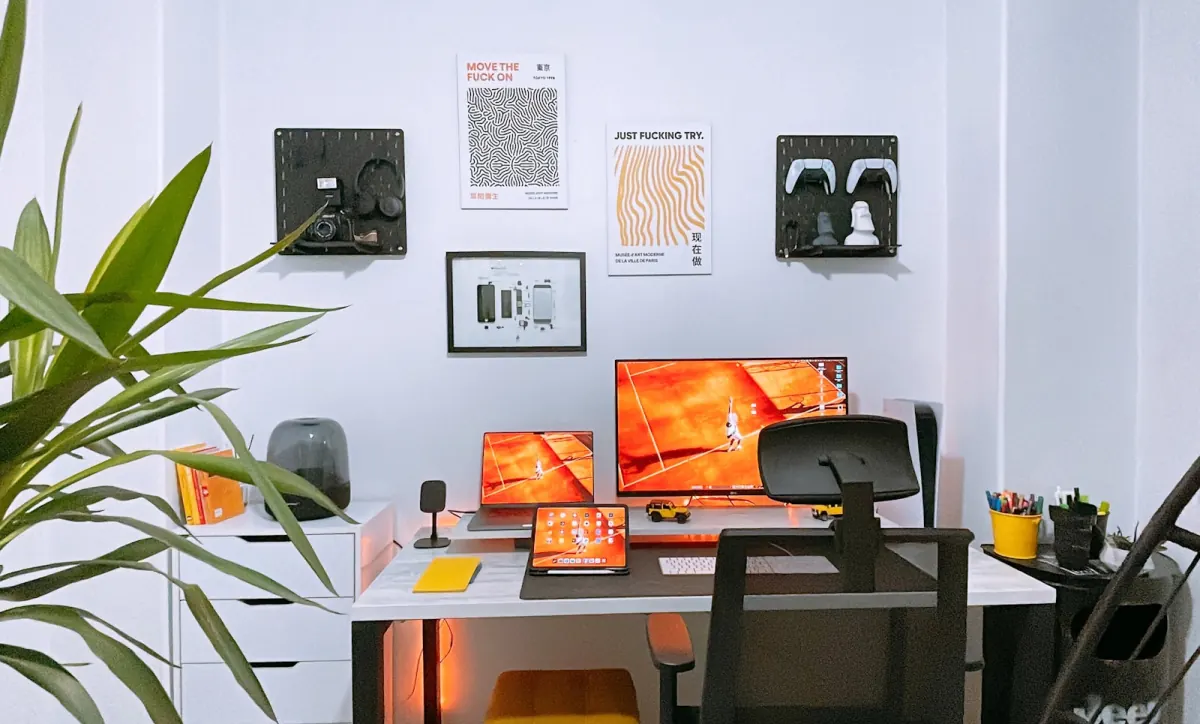 Minimalistisches Workstation-Setup mit zwei Monitoren und Tastatur — typische Thin-Client-Arbeitsumgebung im Büro