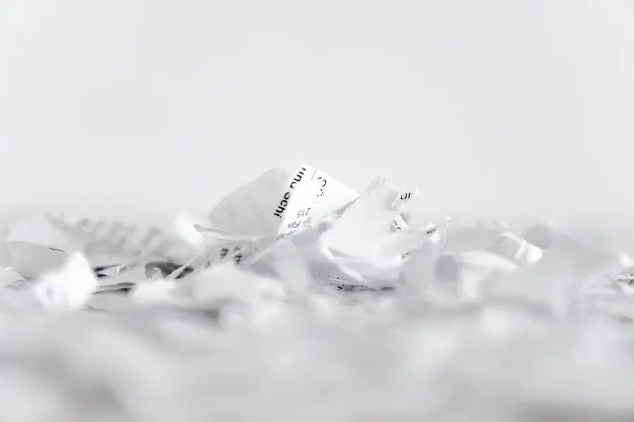 Geschredderte Papierstreifen — Thunderbird Datenschutz und DSGVO-konforme Loeschung sensibler E-Mails