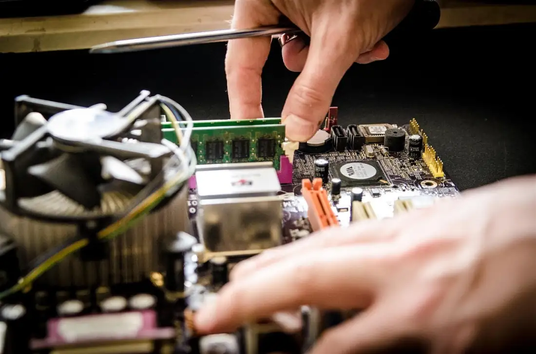 Techniker arbeitet an einer Hauptplatine – bei verlöteter SSD ist Datenlöschung nur per Software möglich