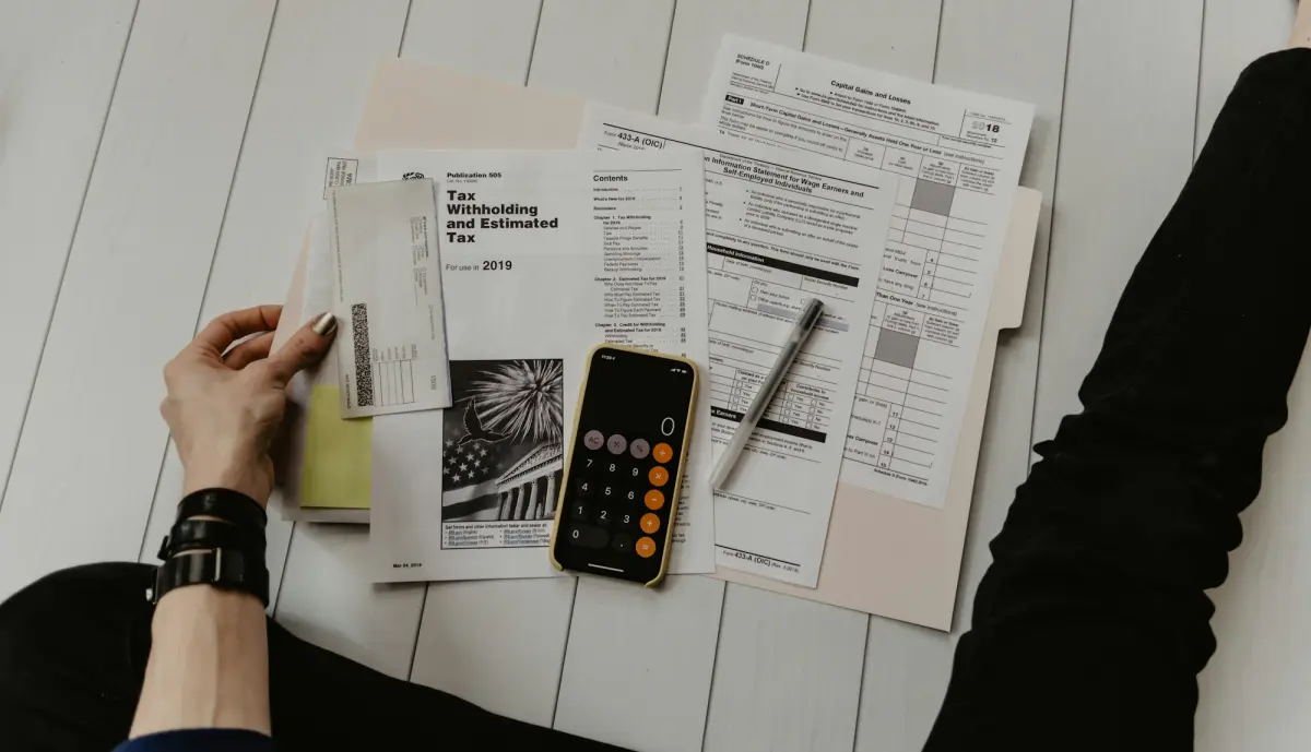 Finanzverantwortliche prüft am Schreibtisch den Police-Wortlaut zur Vertrauensschadenversicherung gegen CEO-Fraud