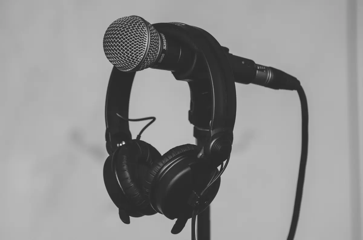Mikrofon-Setup mit Headset und Audio-Equipment — Voice Access im Remote-Work-Szenario