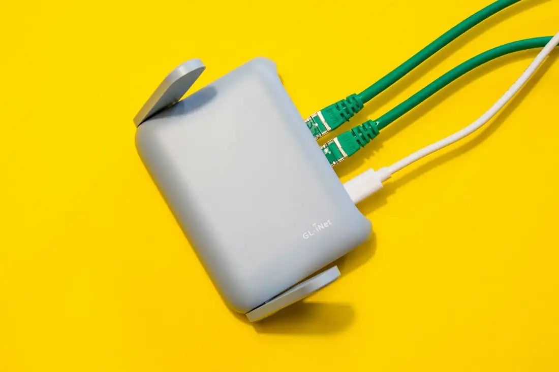 VPN-Lücke in der Firewall — Netzwerkgerät mit angeschlossenen Netzwerkkabeln