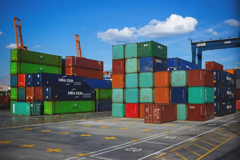 Containerterminal an der schleswig-holsteinischen Küste — Werft-Zulieferer in der Lieferkette