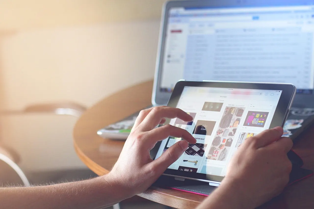 Tablet und Laptop parallel im Einsatz — Wi-Fi Direct für Screen-Sharing und Dateitransfer