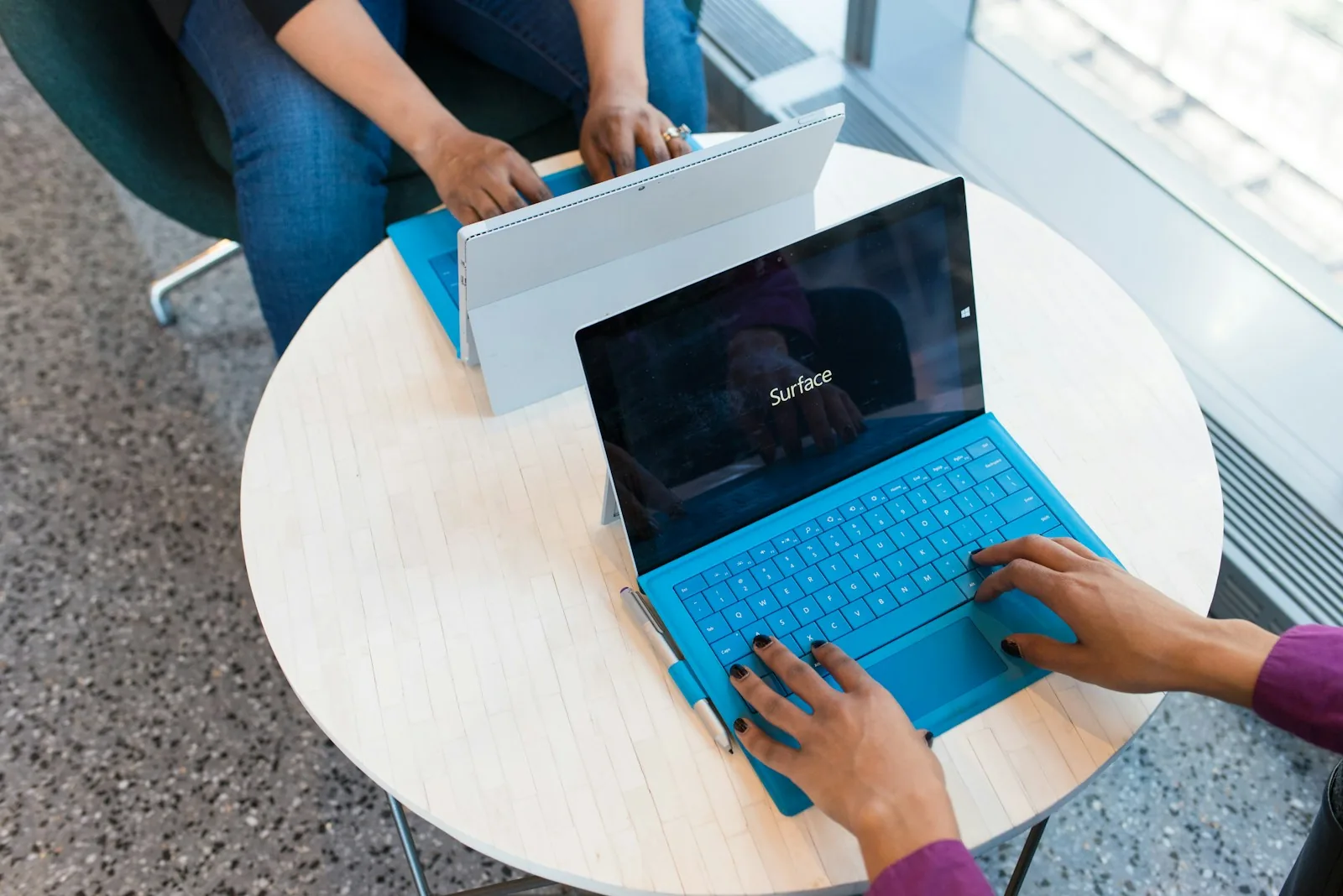 Geschäftsführer und IT-Partner planen die Windows-Migration alter Bürogeräte in einem Hamburger Unternehmen