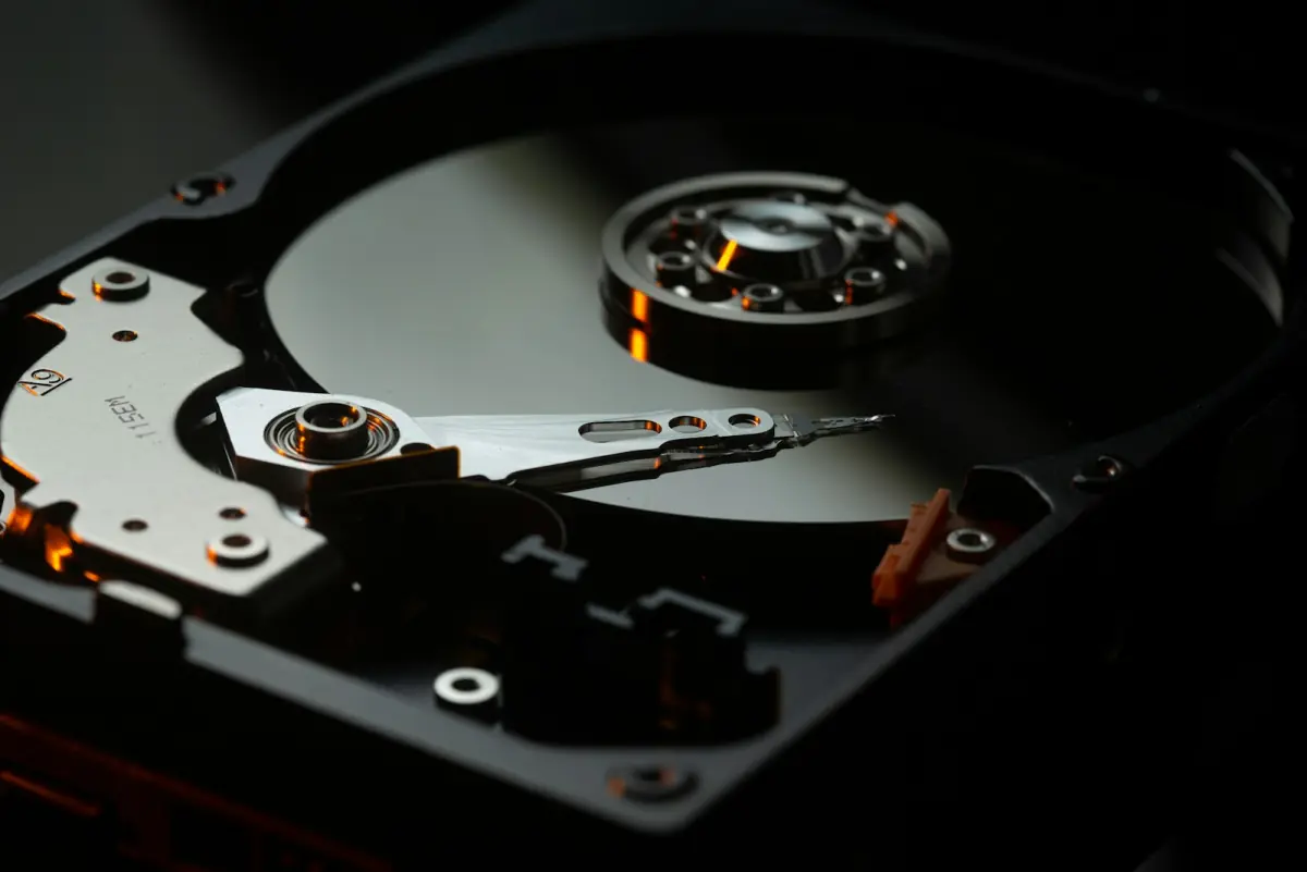Geöffnete Festplatte eines alten Servers — bei Windows Server 2016 End of Life ist die Hardware oft so alt wie das System