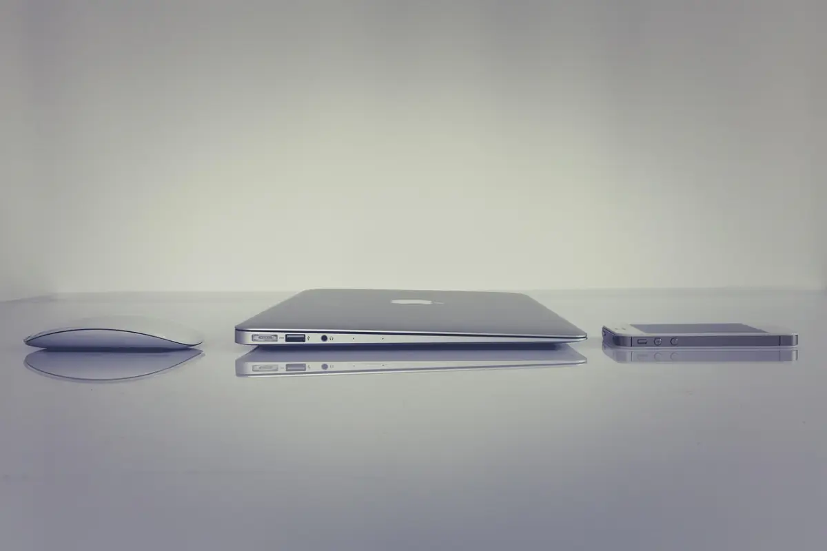 Modernes Büro-Setup mit MacBook und iPhone — IT-Team plant Windows-Server-Migration