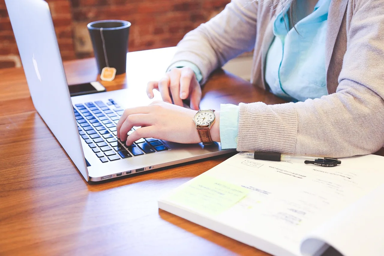 Team arbeitet mobil am Laptop im Büro — Managed Business-WLAN als Grundlage produktiver Zusammenarbeit
