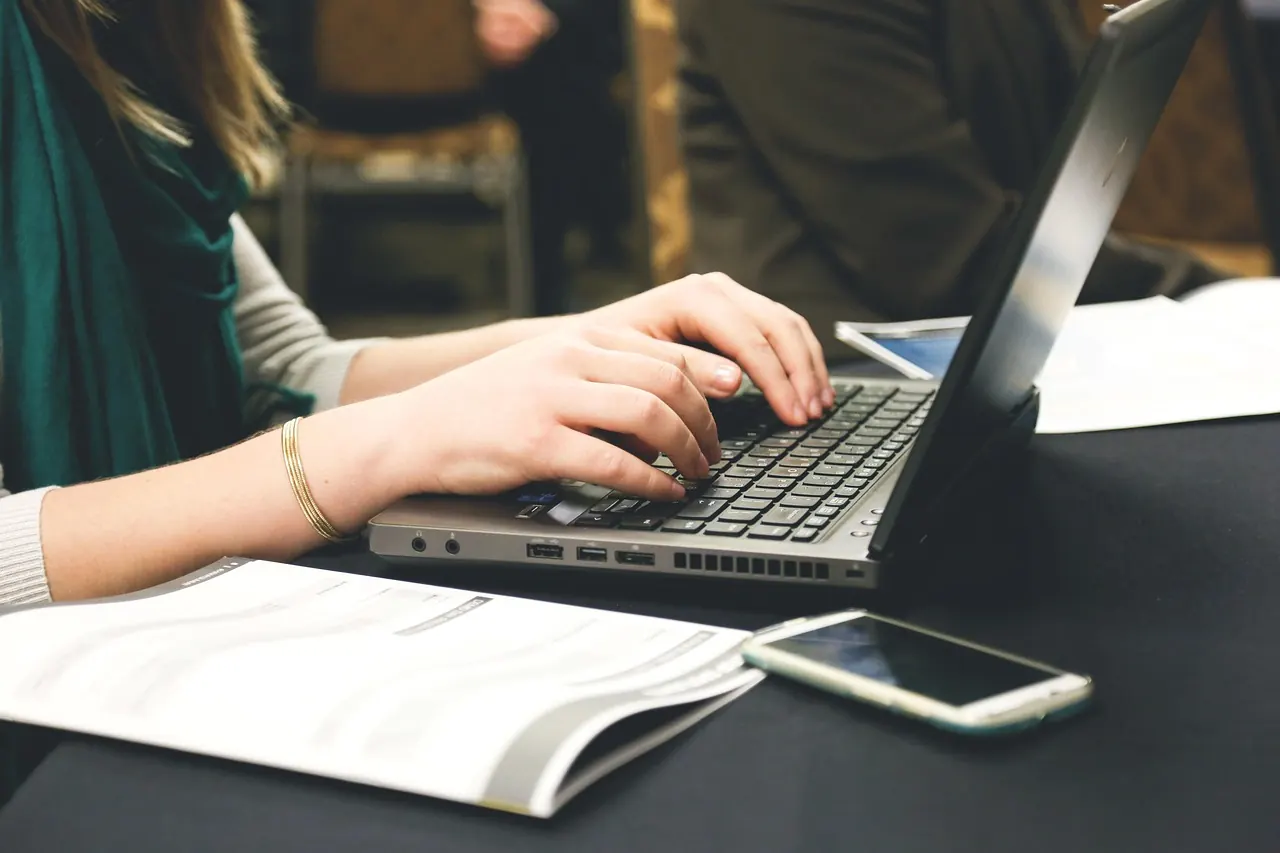 Büro-Team am Laptop im Meeting — Business-WLAN als Produktivitätsgrundlage