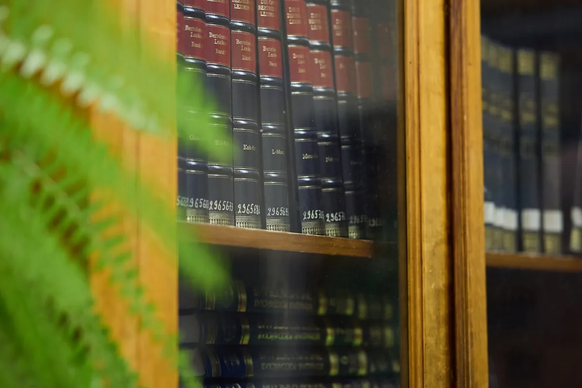 Bibliothek mit juristischen Fachbüchern — Kanzlei-Cloud Hamburg, Microsoft 365 BRAO-konform durch hagel IT