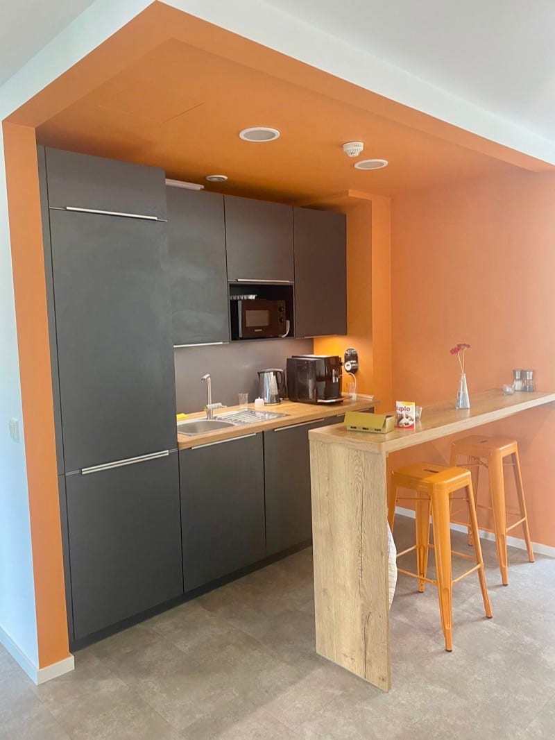 Kitchenette mit Hamburger Akzent in Orange