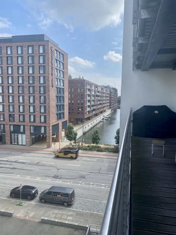 Blick vom Balkon über den Hamburger Hauptbahnhof-Kanal