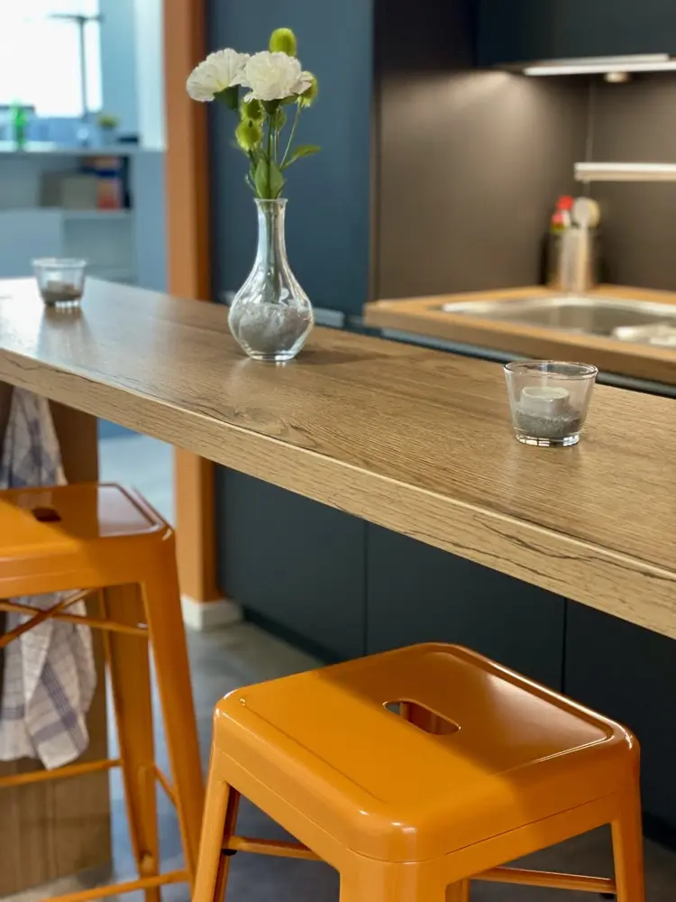 Küche mit Barhockern — Treffpunkt bei hagel IT in Hamburg