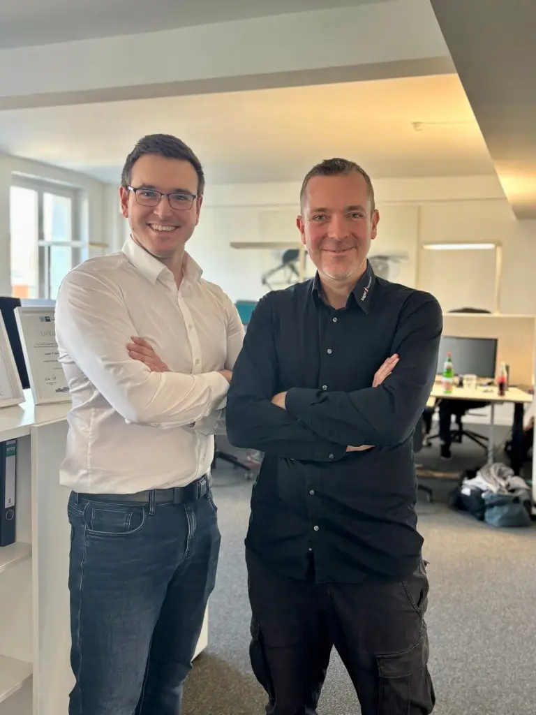 Philip Kraatz und Jens Hagel, Geschäftsführer der hagel IT-Services GmbH, im Hamburger Büro