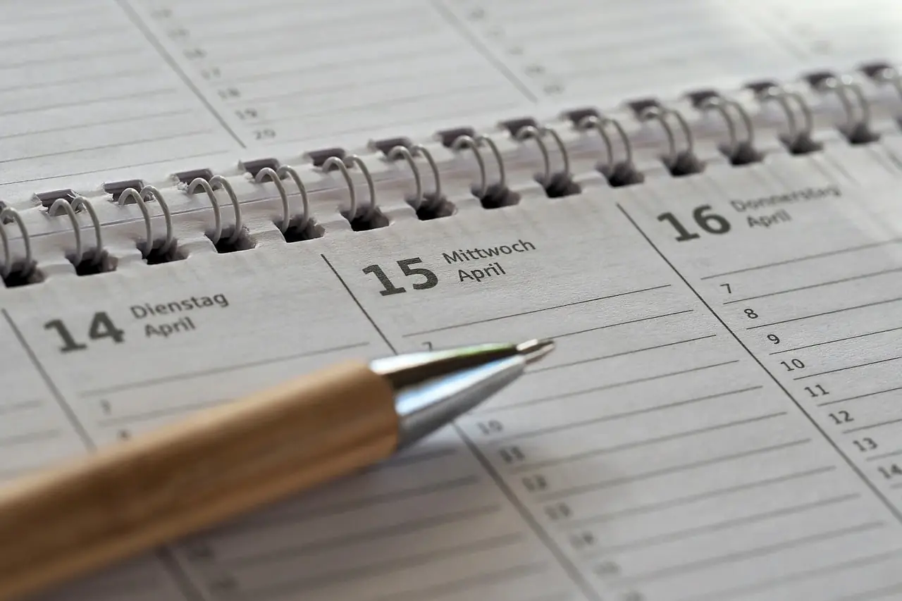 Terminplaner mit Stift — IT-Stichtage und Fristen für Unternehmen im Blick behalten