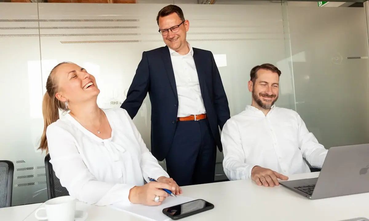 Managed IT für den Mittelstand — Team-Meeting im Hamburger Büro