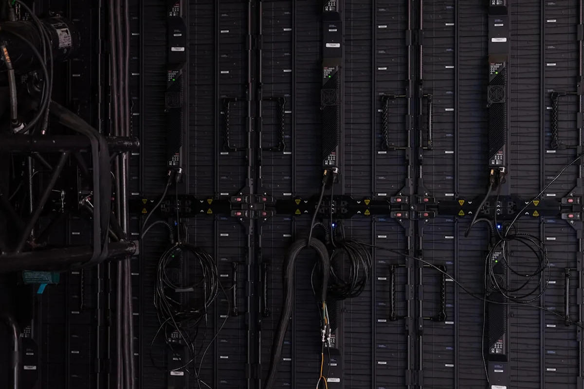 Server-Schrank im Rechenzentrum — Colocation Hamburg in Tier-III-Rechenzentrum durch hagel IT