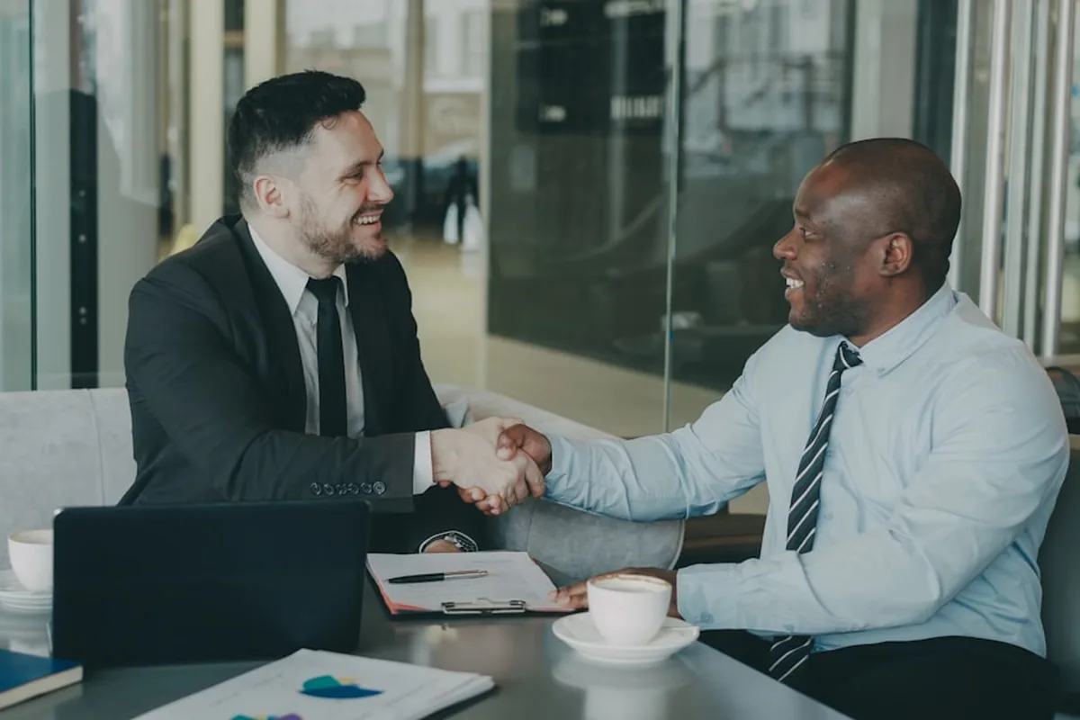 Handschlag zwischen Geschäftspartnern — IT-Outsourcing Hamburg, langfristige Partnerschaft mit hagel IT