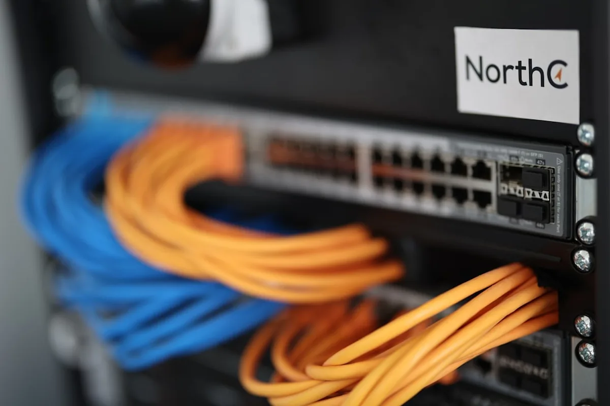 Netzwerk-Switch in Großaufnahme — Managed Server-Hosting Hamburg durch hagel IT