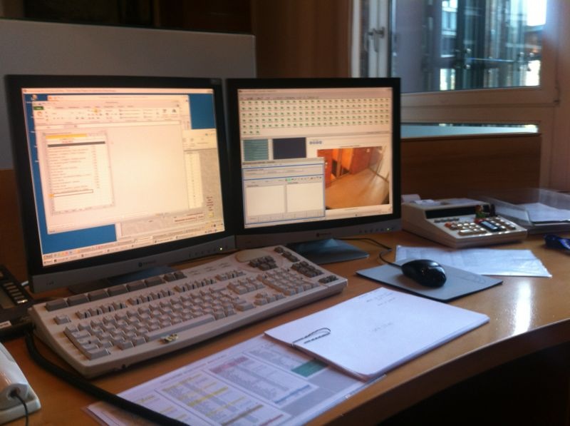 Eine der ersten Kundenumgebungen, die hagel IT 2004 betreut hat — typischer Büroarbeitsplatz mit zwei Monitoren