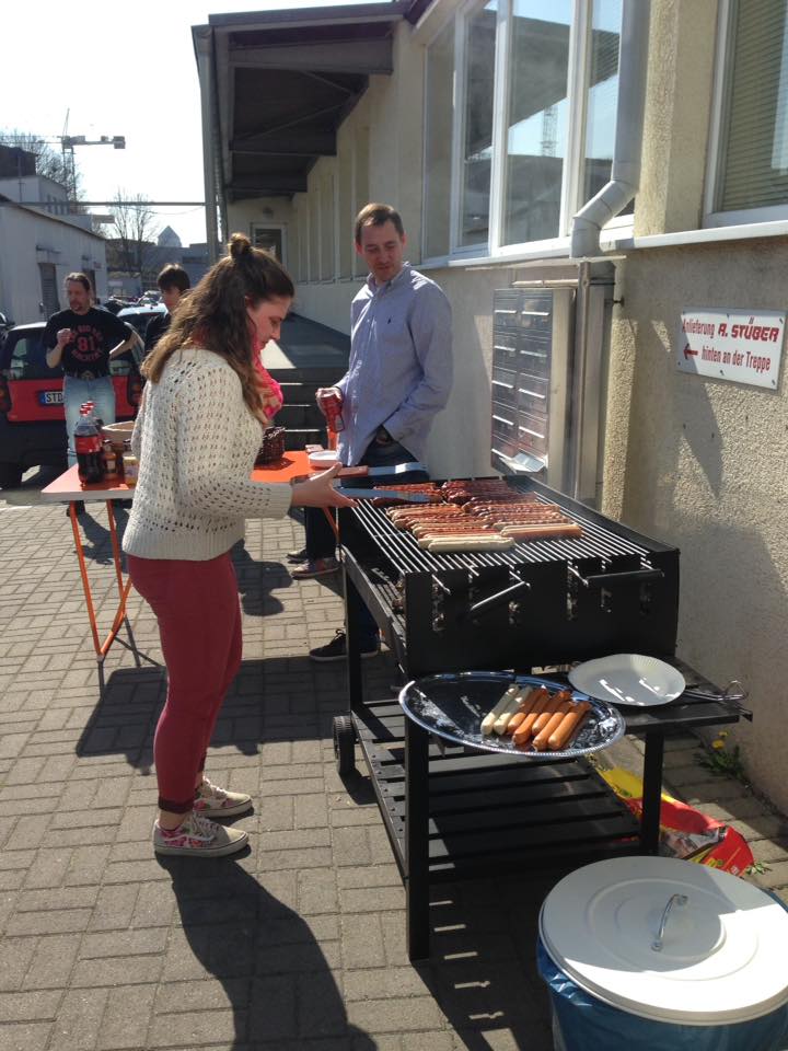 Anna-Lena beim gemeinsamen Grillen vor dem Büro in der Süderstraße