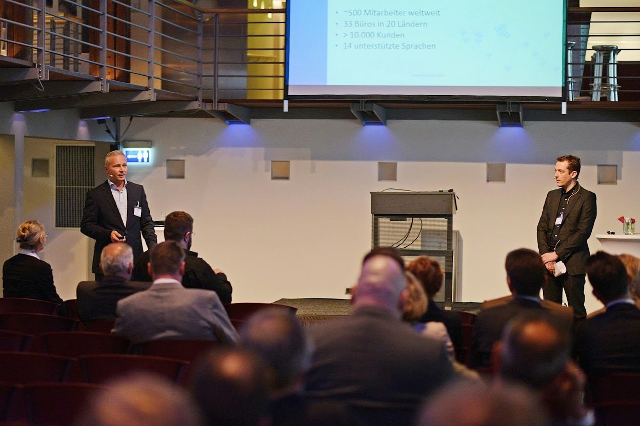 Jens Hagel hält einen Vortrag zum Festpreis-Modell auf dem Channel Partner Cloud Day Hamburg